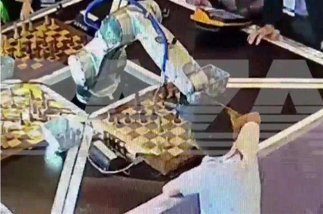 男孩因下棋犯规被机器人折断手指