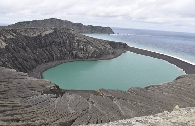 南太平洋海底火山喷出一座小岛