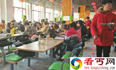 高校餐厅发“通告”:请学习的学生为用餐的腾座