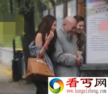 老和尚熊抱女施主 女施主还挺享受