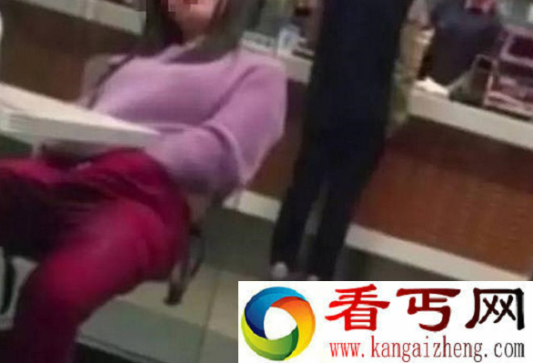 美女伸手进裤裆自摸 女生上课把手伸裤裆