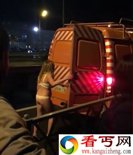 俄罗斯3名女子仅穿内衣拦车 只是为了搭便车