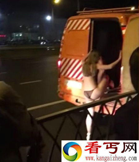 俄罗斯3名女子仅穿内衣拦车 只是为了搭便车