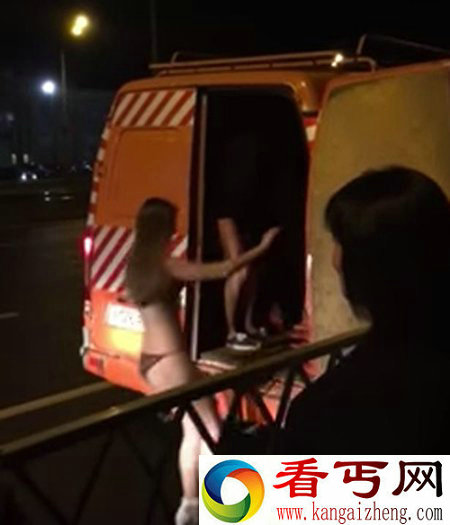 俄罗斯3名女子仅穿内衣拦车 只是为了搭便车