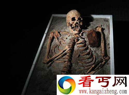 保加利亚出土700年前古墓中惊现两具疑似吸血鬼古尸遗骸