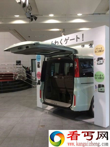 脑洞大开的设计 Honda后门有侧开和向上翻起两种打开方式