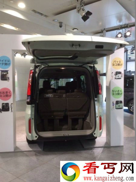 脑洞大开的设计 Honda后门有侧开和向上翻起两种打开方式
