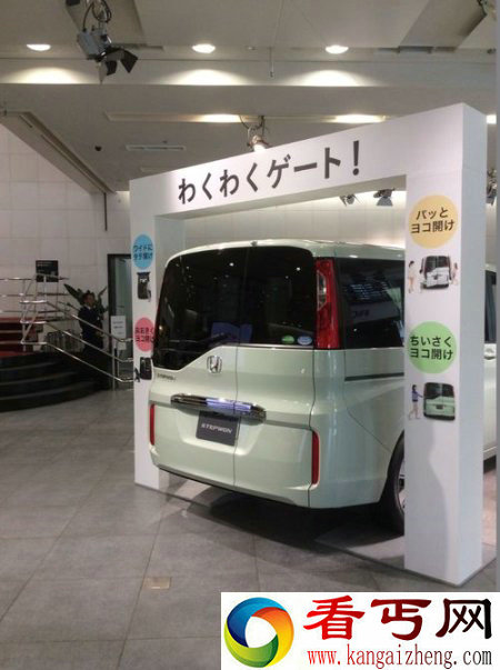 脑洞大开的设计 Honda后门有侧开和向上翻起两种打开方式