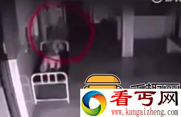 女尸被放在走廊上 结果灵魂突然从身体离开