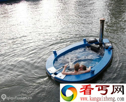 HotTug 行驶在湖里的热水浴池 最多可以乘坐六人