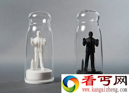 “负债累累”的盐和胡椒瓶 里面是个黑白两色雕塑
