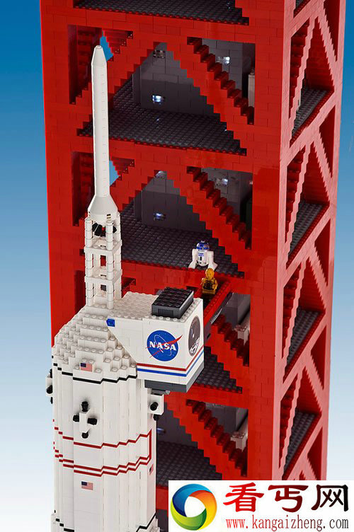 12万块乐高积木搭建 5.7米“阿波罗11号”发射场