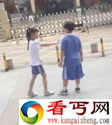 俩小学生当街闹分手 网友分手真是狂虐单身狗