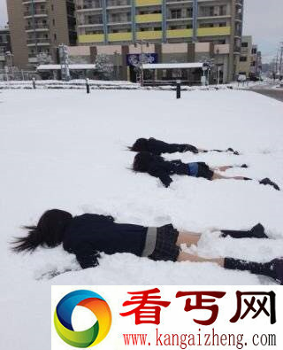 Boss级寒潮来袭 岛国女生大雪天露美腿