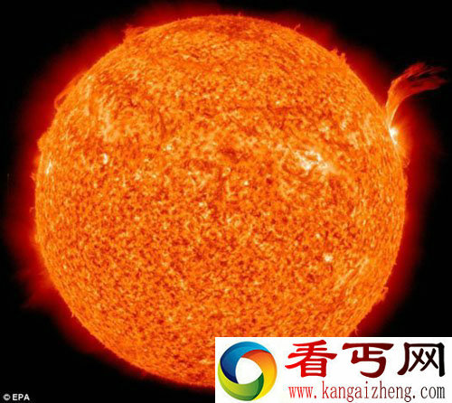 太阳风暴在挪威上空制造绚丽北极光