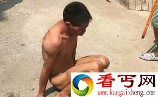 成都虐狗男被裸身示众 竟露JJ性侵母狗