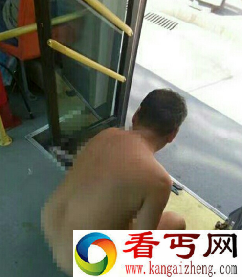 全裸男子大闹公交车 摸人大腿骚扰女乘客