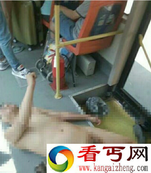 全裸男子大闹公交车 摸人大腿骚扰女乘客