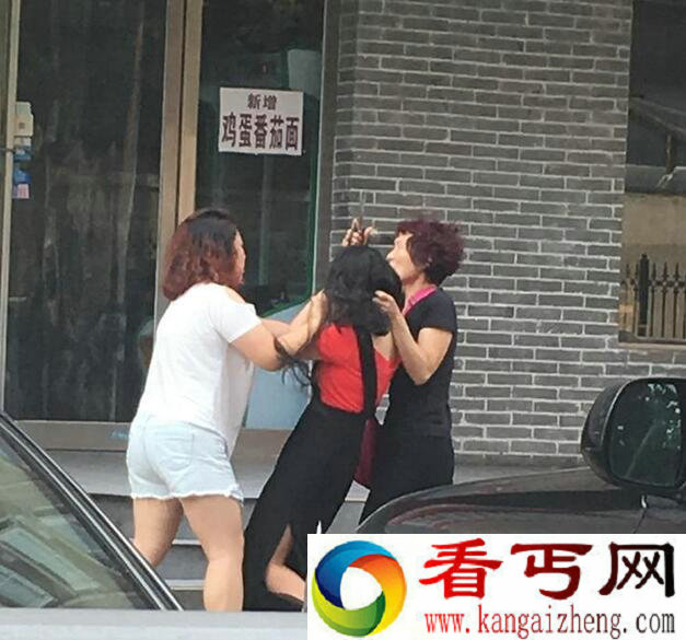 女子当街被撕衣 其背后的真相究竟是什么