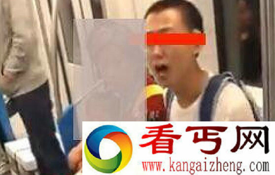 男子地铁吐痰引公愤 开口骂人遭暴打