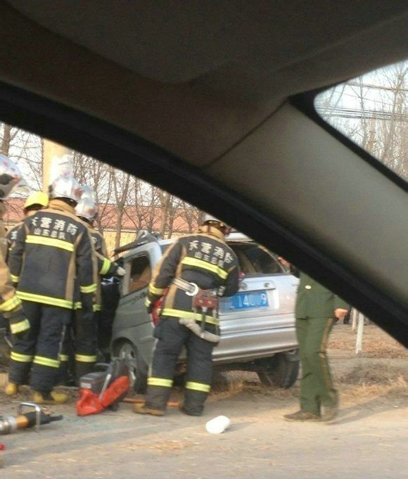 河口惨烈车祸:小车疑撞电杆自毁 有人伤亡