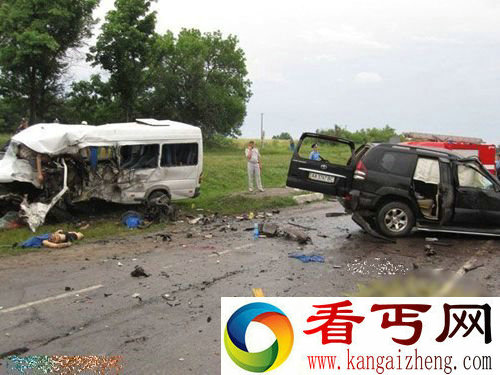 中巴轿车“亲嘴”5人惨死 车碎人飞露 点女尸