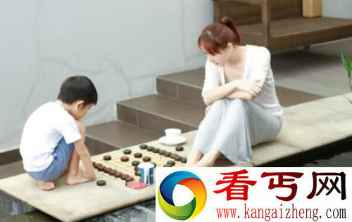 胡静和儿子下象棋 颇有孟母教子的风范