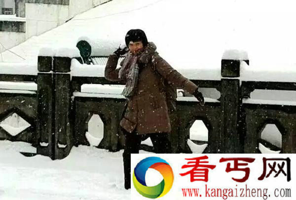 打雪仗的女人是范冰冰？果然是人靠衣装呀