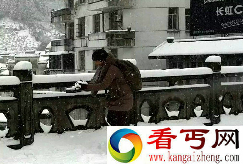 打雪仗的女人是范冰冰？果然是人靠衣装呀