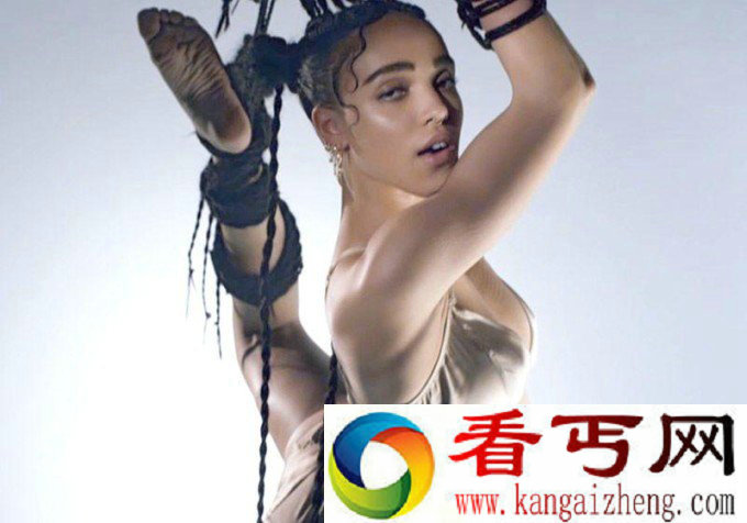 FKA Twigs穿比基尼出镜 大玩捆缚艺术五花大绑吊在空中