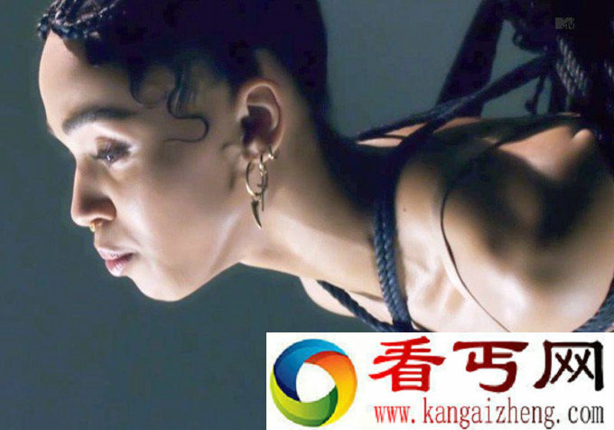 FKA Twigs穿比基尼出镜 大玩捆缚艺术五花大绑吊在空中