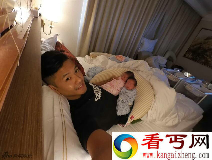 黑人自拍 记录奶爸生活狂晒双胞胎