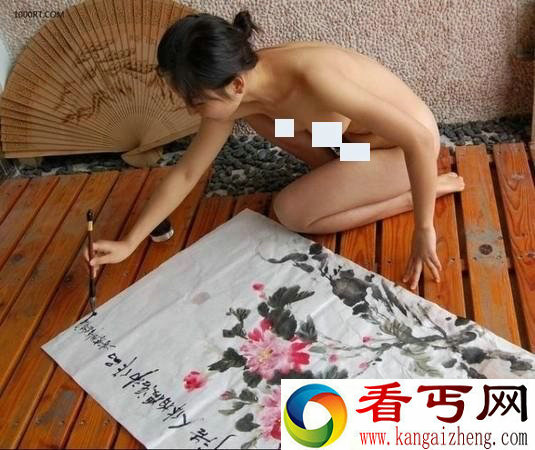 伏地挺身用胸部作画！「才女雅芬」全裸露毛画画爆红