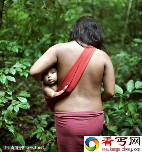 巴西原始部落妇女用母乳喂猴