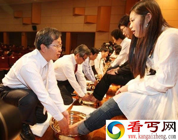 韩国大学洗脚仪式: 教授帮即将毕业的学生洗脚