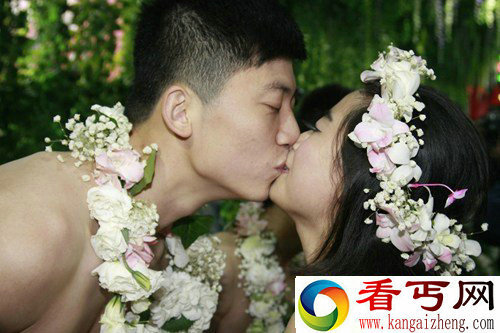 杭州情侣集体裸婚 网友笑称裸得不够彻底