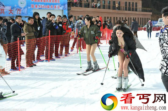 美丽冻人 长腿美女赤裸滑雪惊艳动人
