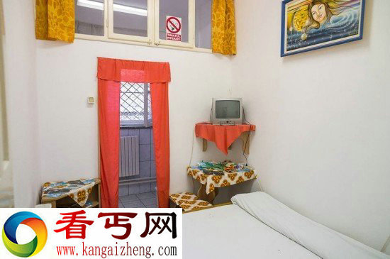 罗马尼亚监狱内的夫妻的温馨一刻