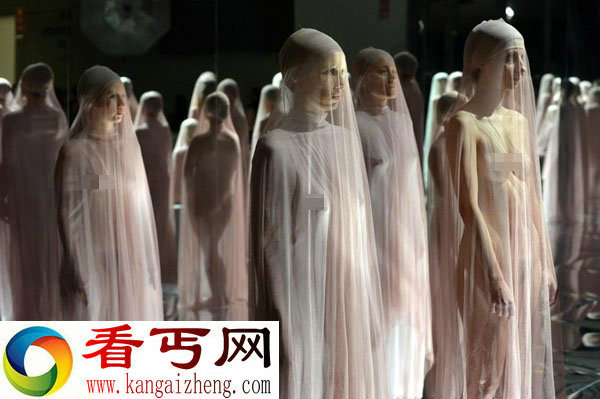 意大利女子裸身罩薄纱演绎行为艺术