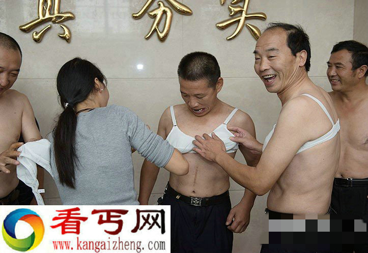 长沙10位男子当众戴＂假胸＂体验乳腺癌患者术后感觉(组图)