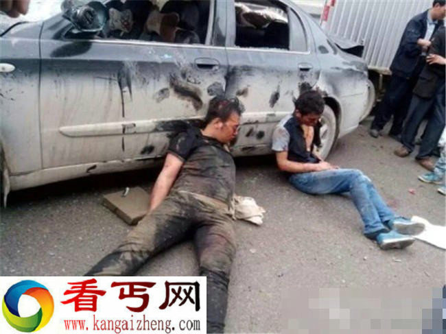 广西偷狗贼被抓遭暴打砸车 还要抱狗示众