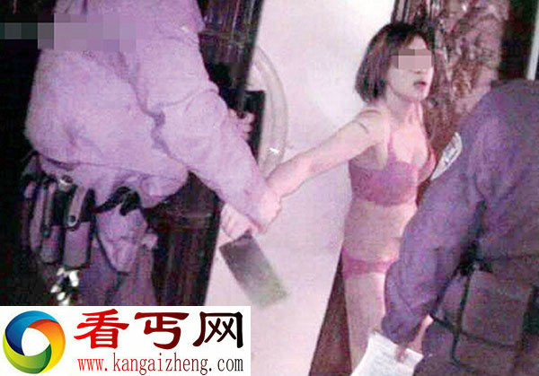 醉酒女子与丈夫吵架 脱光衣服手拿菜刀猛砍房门