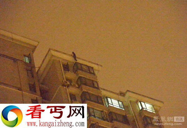 常州男子徒手爬到27楼 发现跳楼男子是小偷