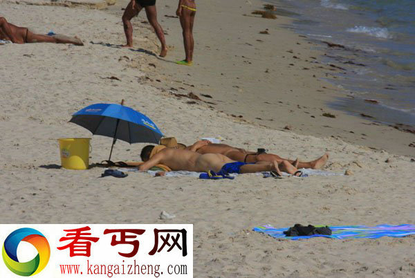 海南三亚海滩又现裸晒者 内裤脱一半露下体