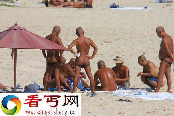 海南三亚海滩又现裸晒者 内裤脱一半露下体