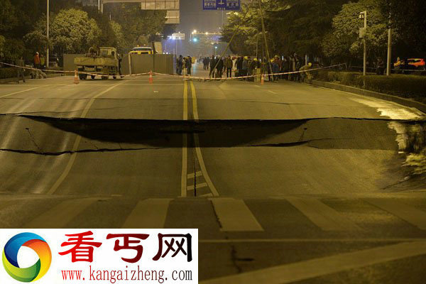 武汉闹市区发生V字形地陷 面积约300平米