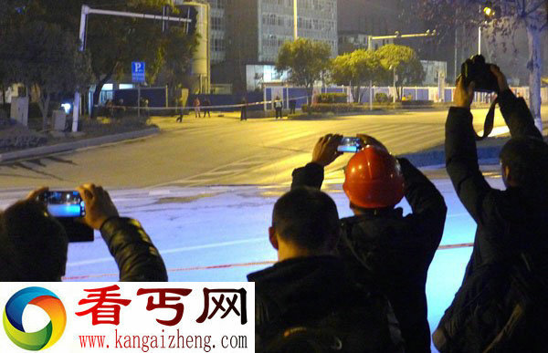 武汉闹市区发生V字形地陷 面积约300平米