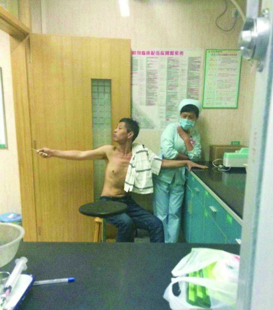 东莞急诊科病人持刀劫持女护士 男医生勇敢替换做人质