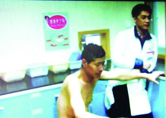 东莞急诊科病人持刀劫持女护士 男医生勇敢替换做人质