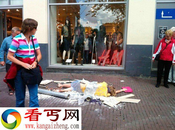 行为艺术家被“砸死”在街头成为时尚受害